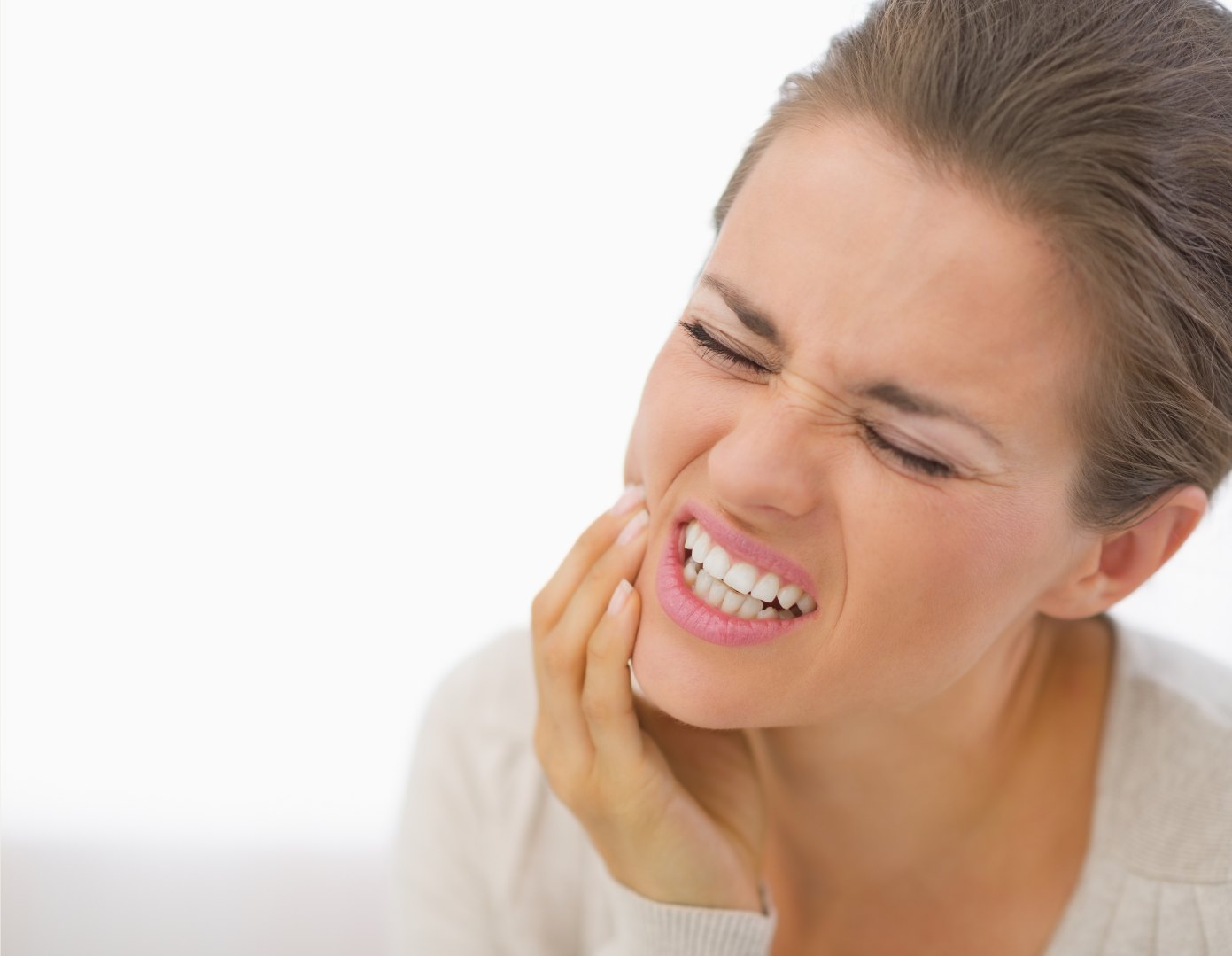 Mulher com dor de dente segurando o rosto